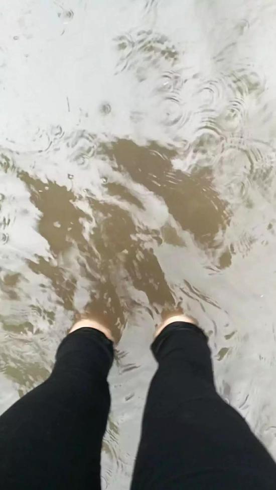 眼看西安人连胶鞋都穿不稳了