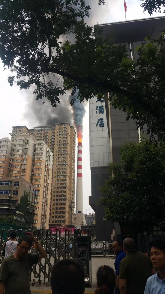 火情發生后，消防官兵第一時間趕到現場進行撲救。