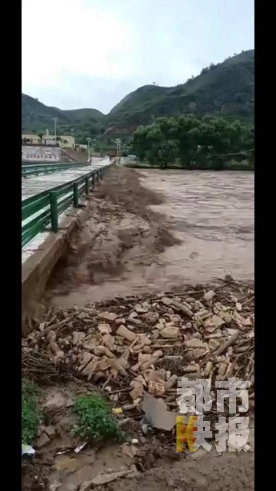 昨天下午6点左右，陕西榆林子州县遭遇暴雨袭击，洪水已经进入村庄、居民家。