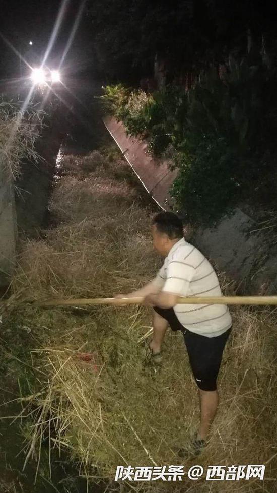 灌溉渠口被堵，水管站职工连夜疏导。