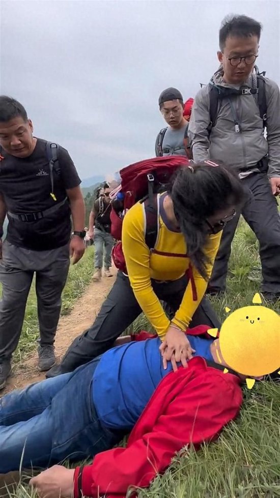 李甜甜正在施救倒地老人(视频截图)