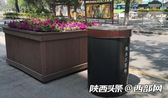 记者走访发现,西安街头的单桶垃圾箱还有很多。