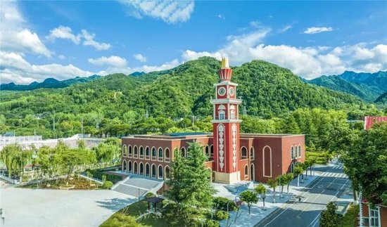 终南山北麓，太乙河畔，西安翻译学院校园