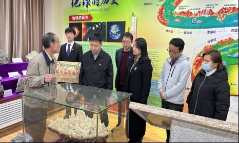 与会领导参观地质陈列室