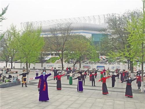 4月10日,市民们在西安城市运动公园锻炼。
