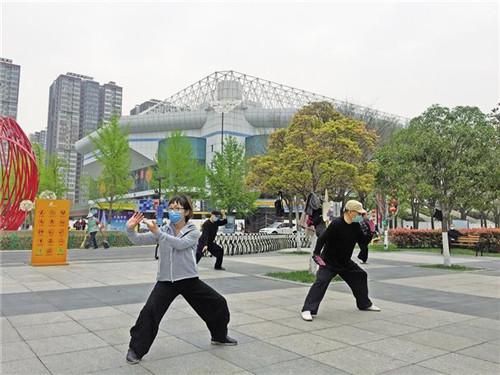 4月10日,在西安城市运动公园,正在打太极拳的市民。
