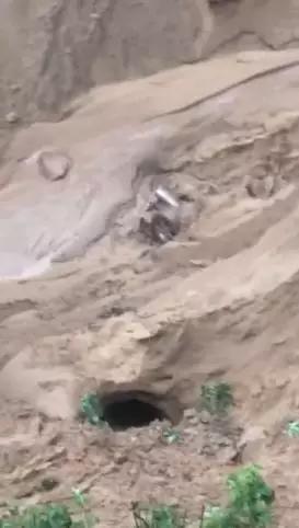 目前当地交警已对事发路段实行临时交通管制,各方力量正在紧急救援抢险。