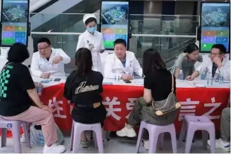 （图示：尿失禁义诊现场）
