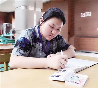 陜師大新生蔣山在精心繪制軍訓(xùn)生活照 本報(bào)記者 張彥剛攝