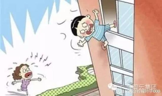 不在飄窗或陽臺上玩耍。