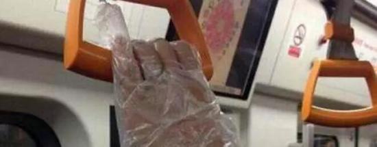 ④ 悶悶不樂的人