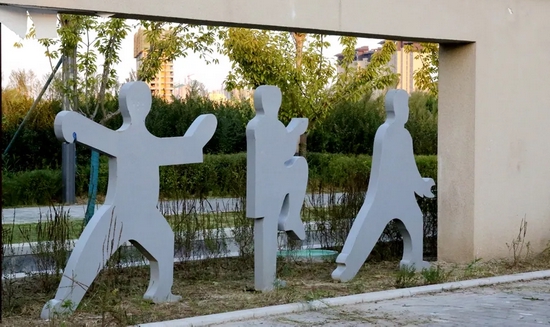 　公园设置有运动形象的景观小品