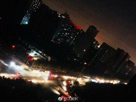 網(wǎng)友@沈顧秋拍攝的停電后的太白路
