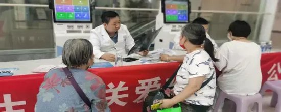（图示：孙小科主任现场义诊）