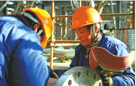 延安煤?#25512;?#36164;源综合利用项目施工人员在焊接管道。 本报通?#23545;?李晓军摄