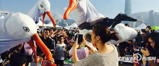 资料图:Snuff Puppets剧团为其他国家创作的前卫巨偶。