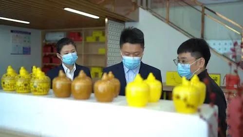 邮储银行客户经理走访新市民经营的企业