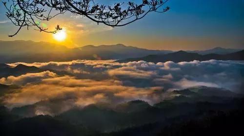 日落西山,云海在天际翻腾