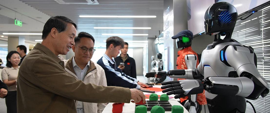（图一组图）现场进行参观