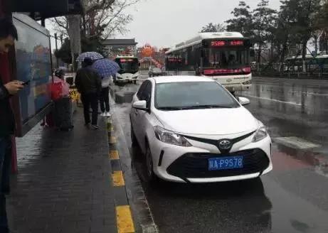 照這種姿勢(shì)開車