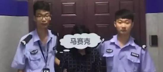 嗯,这场演唱会收获相当大,一下抓了俩。