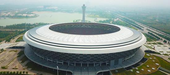 6月12日,航拍咸阳奥体中心体育场,体育场与附近的双照湖、火炬台交相辉映,美轮美奂。