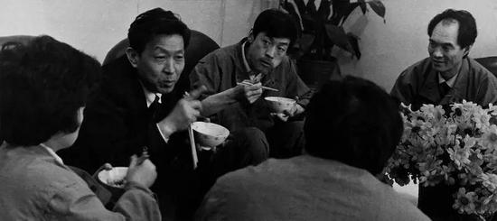 　　1992年，西安市第一印刷厂破“三铁”后，职工的生产积极性空前高涨，人人谈生产，个个想办法，为提高印厂的经济效益出谋献策。吃饭时间成了领导干部和职工交谈的好时机。&nbsp;张波摄