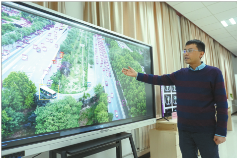 二月十八日，西安电子科技大学人工智能学院的侯彪教授正在介绍影像大数据解译系统。