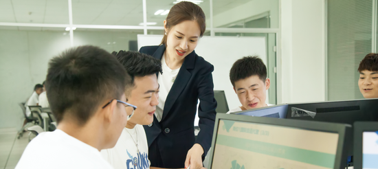 学生们正在进行项目实操