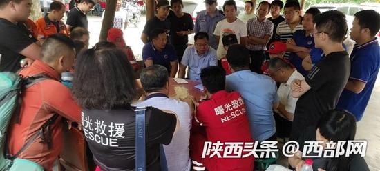 曙光救援隊正在西寺溝討論救援計劃。