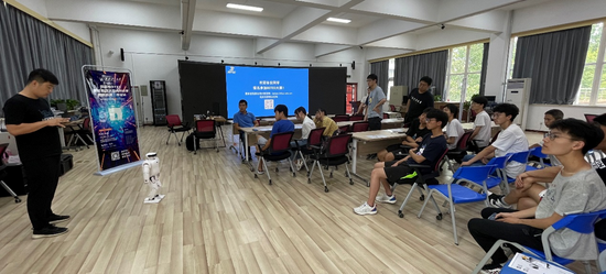 　图| 演示参赛平台Roban双足人形机器人