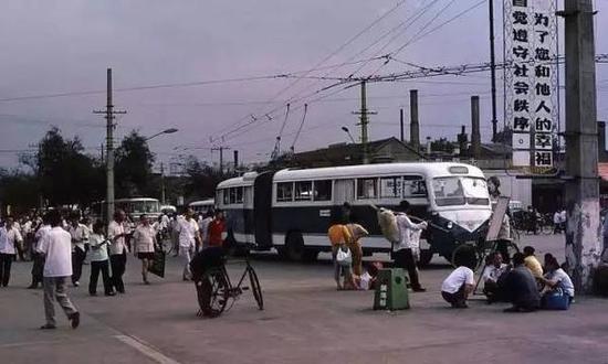 穿仿制軍服的孩子們