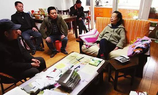|吴合(右一)每天都坚持在家坐诊|