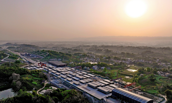 中铁三局西渝高铁康渝段站前八标大竹站制梁场（11月15日摄，无人机照片）。新华社记者 江宏景 摄