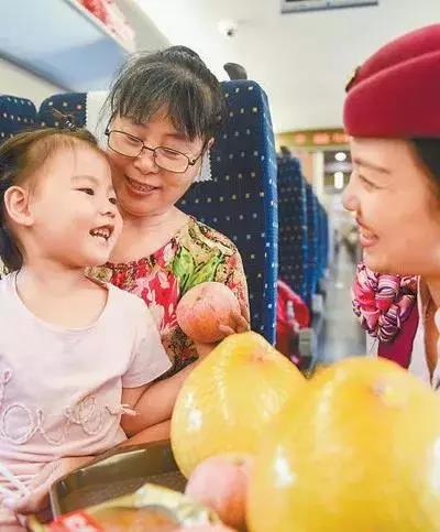 （10月1日，南昌西開往北京西的G488次列車上，列車工作人員和旅客共度佳節。）