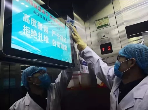 国网蒙东电力员工在办公楼电梯内消毒