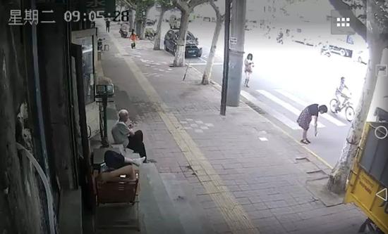 監控：兩女子扔煙頭前 保潔員剛打掃過