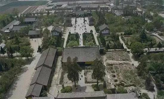 西安街頭的有線電車