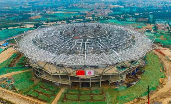 ▲2018年10月8日體育館鋼結(jié)構(gòu)封頂（二）