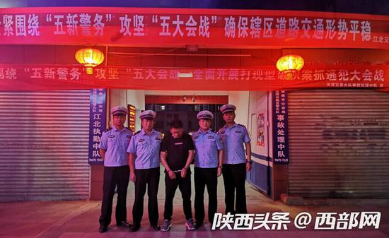 疑犯張某被漢濱警方從山東抓獲押解回安康。