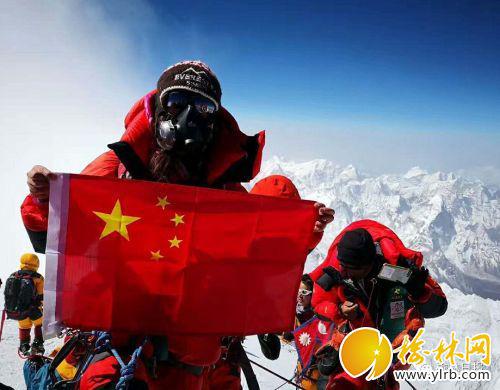 马英登顶珠峰后，激动地展示国旗。