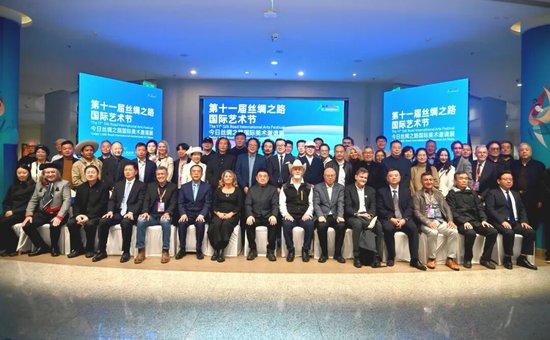 参加开幕式的领导嘉宾与中外艺术家们合影