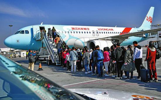 4月1日，乘客排队登机。当日，随着长龙航空GJ8959航班起飞，西安直飞芭提雅航线开通。 记者 袁景智摄