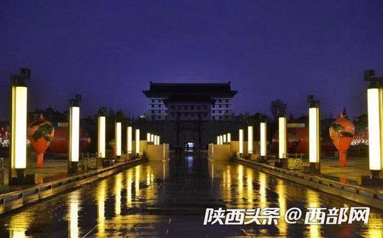 3月27日晚8点30分至9点30分,西安钟楼、鼓楼、城墙、大雁塔、长安塔等地标建筑熄灯一小时。