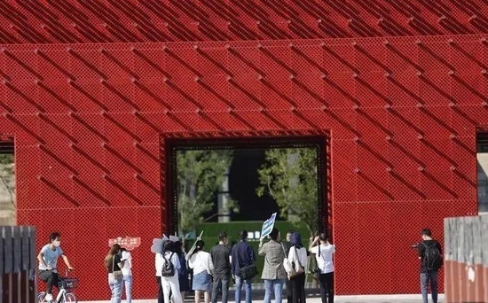 “蝶变•新西安”主题采访团一行走进明德门遗址。