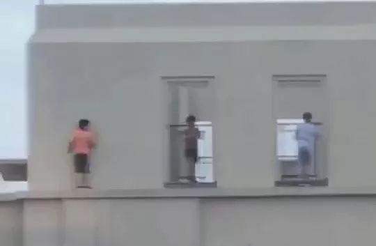 在此提醒：暑假期間，家長要多注意孩子安全問題，切勿放孩子一人在家。