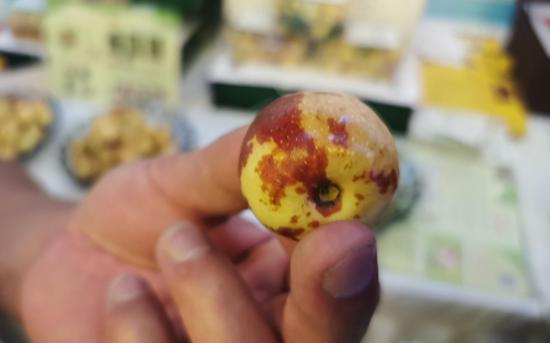 大荔冬枣外观接近圆形。新京报记者 景啸尘 摄