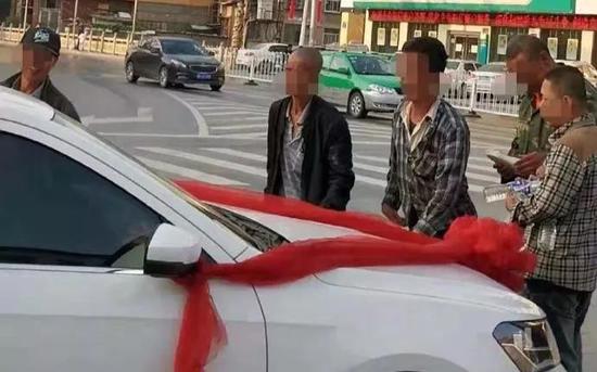 多名男子圍堵婚車討要喜錢 圖源:米脂公安局