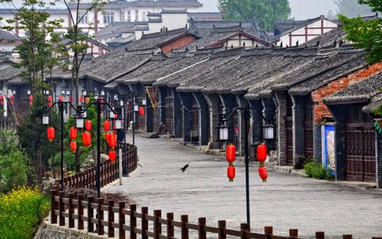 古戏楼依旧还能使用,每逢重大节日,仍旧会有各种演出活动在这里进行。