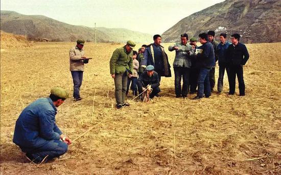 1992年2月10日，志丹县杏河乡杨家岭村在第一次责任田划分的基础上再次进行土地调整。&nbsp;&nbsp;&nbsp;胡国庆摄
